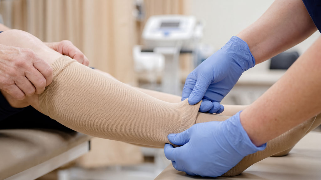 Podologue montrant un vêtement drainant lors d'une consultation patient